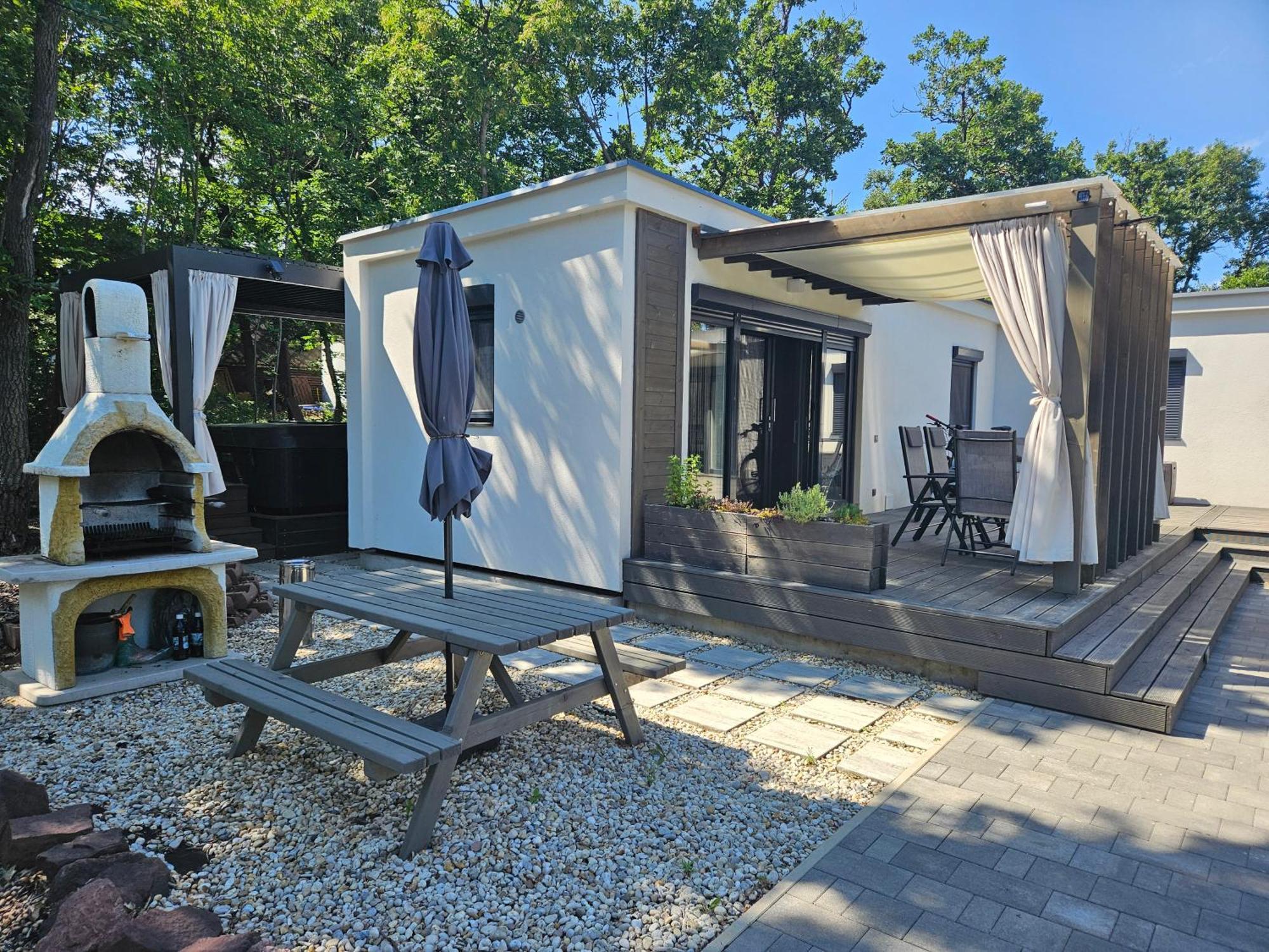 Bowery Guest Houses - Arnyas Vendeghazak Balatonalmadi Exterior photo